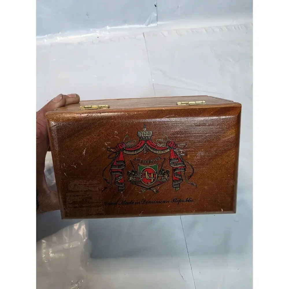 Flora Fina Wooden Cigar Box 8-5-8 Imported Dominican Republic A Fuente Handmade